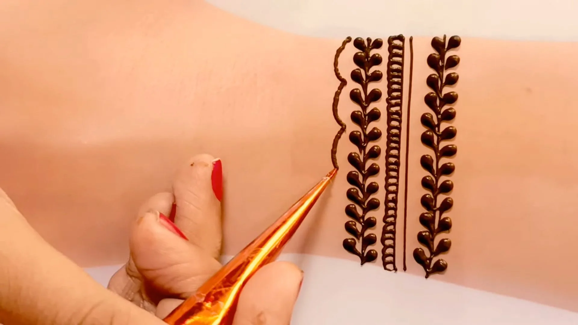 Easy Arabic Mehndi Design 1