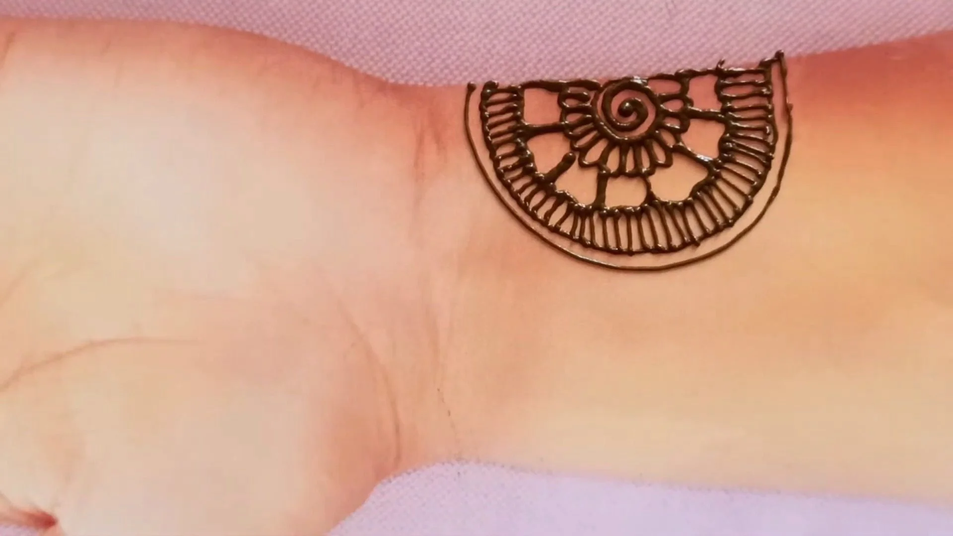 Simple Arabic Mehndi Design 7