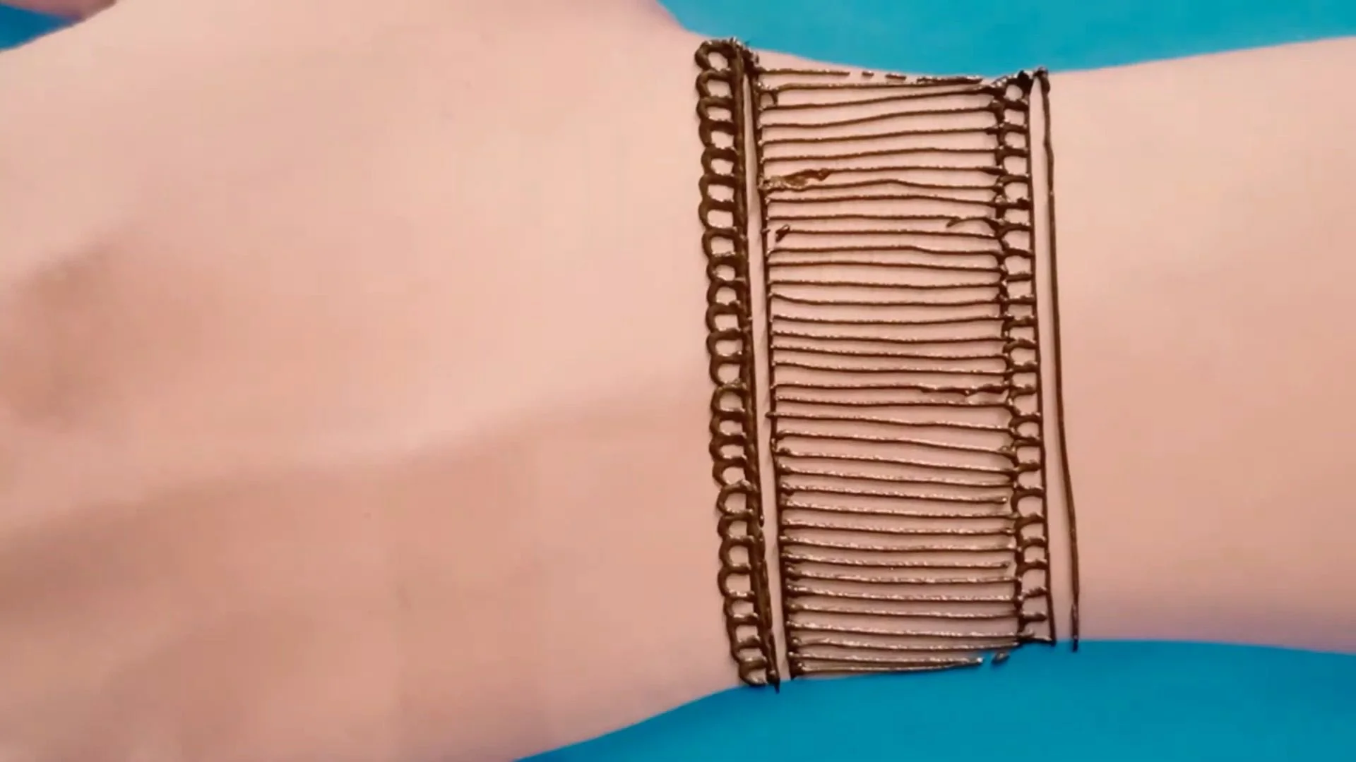 Simple Arabic Mehndi Design For Back Hand सुन्दर और आसन मेहँदी डिजाईन 5 Simple Arabic Mehndi Design For Back Hand