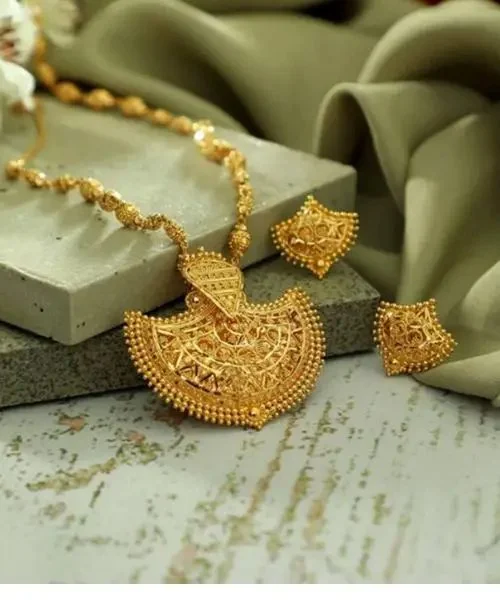 Mangalsutra Design : Stylish Gold Mangalsutra Pendant Design 10 Crescent Shape Gold Pendant Design