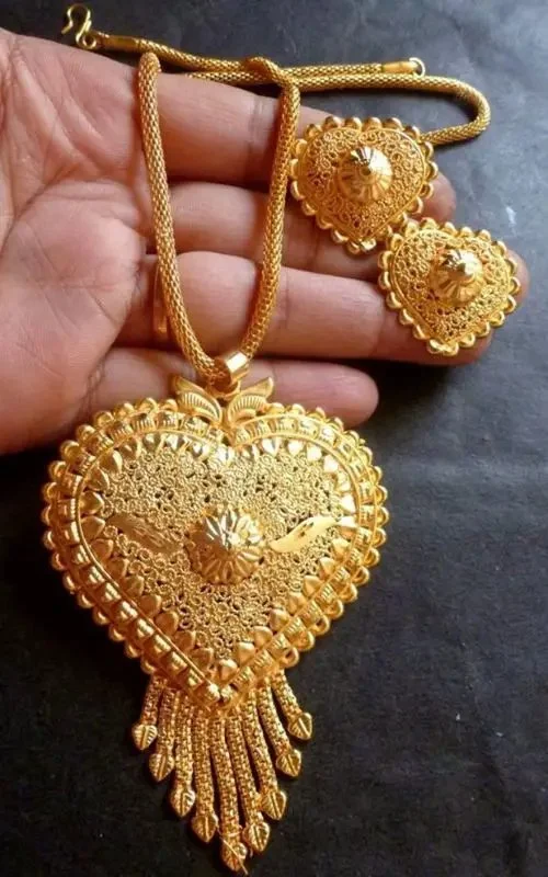 Mangalsutra Design : Stylish Gold Mangalsutra Pendant Design 6 Heart Shape Gold Pendant Design