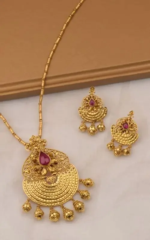 Mangalsutra Design : Stylish Gold Mangalsutra Pendant Design 15 Rubi Stud Gold Pendant Design