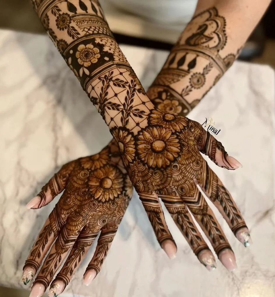 Karwa Chauth Mehndi designs : करवाचौथ के लिए बेस्ट मेहंदी डिज़ाइन 7 Mehndi Designs For Karwa Chauth 3
