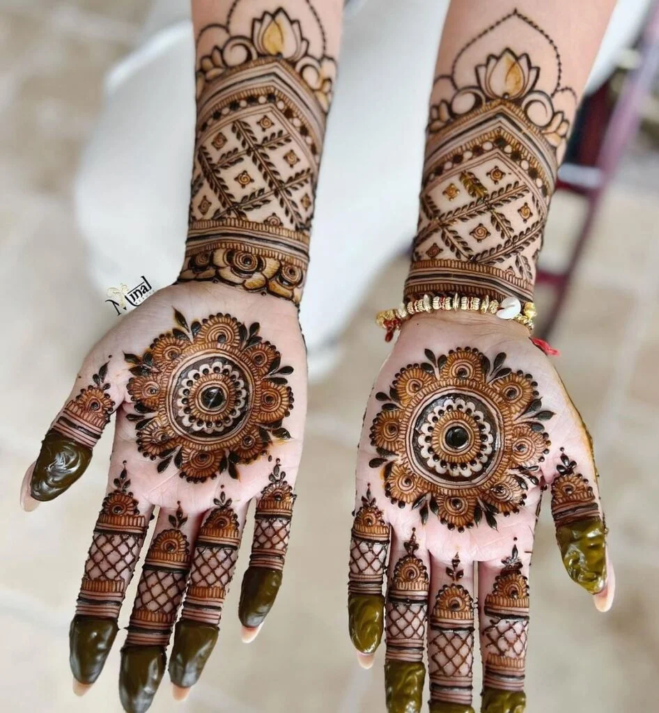Karwa Chauth Mehndi designs : करवाचौथ के लिए बेस्ट मेहंदी डिज़ाइन 11 Mehndi Designs For Karwa Chauth 7