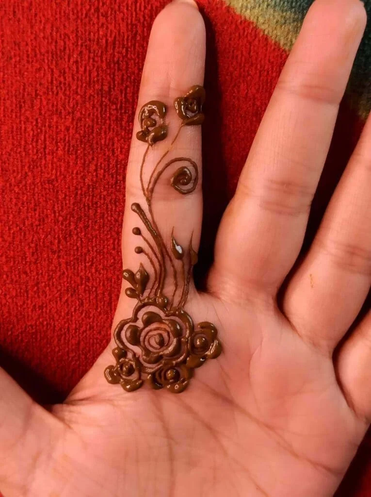 Hartalika Teej 2025 के लिए खूबसूरत और आसान Simple Mehndi Designs जो आपके हाथों को देंगे ट्रेडिशनल और स्टाइलिश लुक 8 सुंदर और आसान मेहंदी डिजाइन