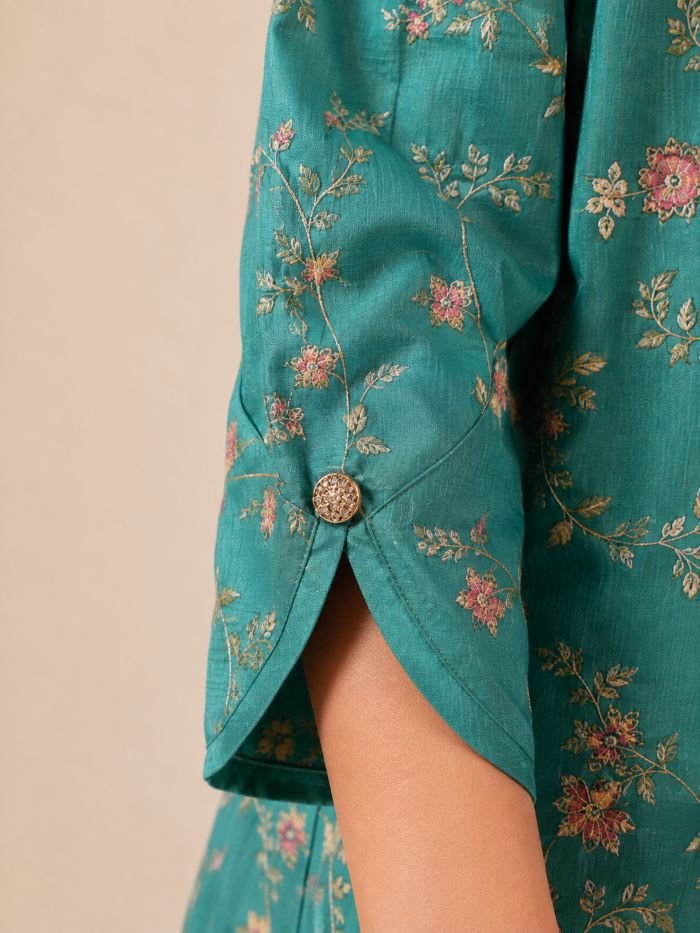 Top 10 stylish kurti sleeve designs for women including puff, bell, organza, tie-up, cutwork, and regular sleeves in 2026.